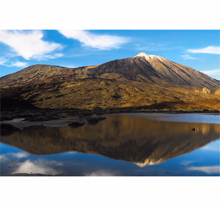 Teide heijastuu vedessä olohuoneen rullaverho - Tenstickers