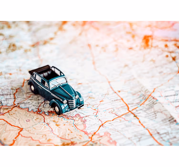 Vintageauto maailmankarttakuviolla rullaverho - Tenstickers