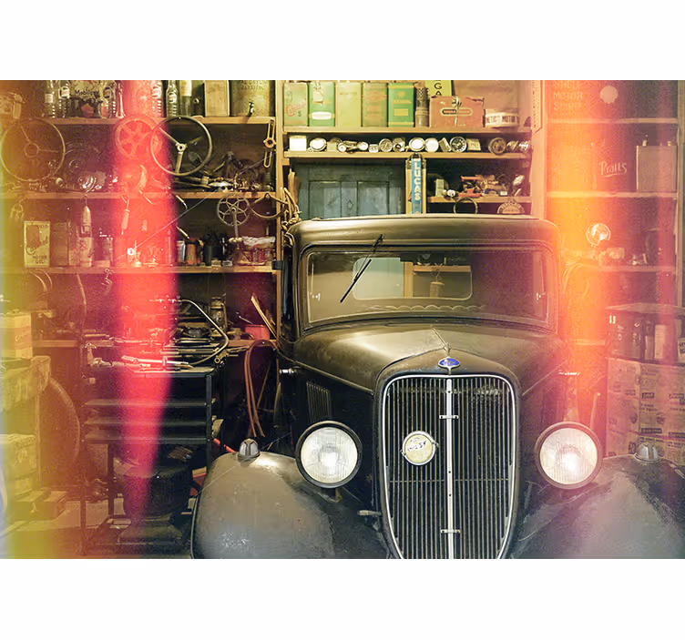 Vintage ajoneuvon autotallissa valokuvatapetti auto - Tenstickers