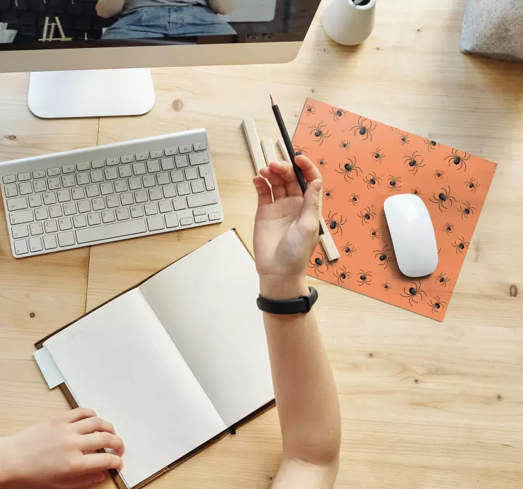 Pelottava musta hämähäkki hiirimattoissasi - Tenstickers