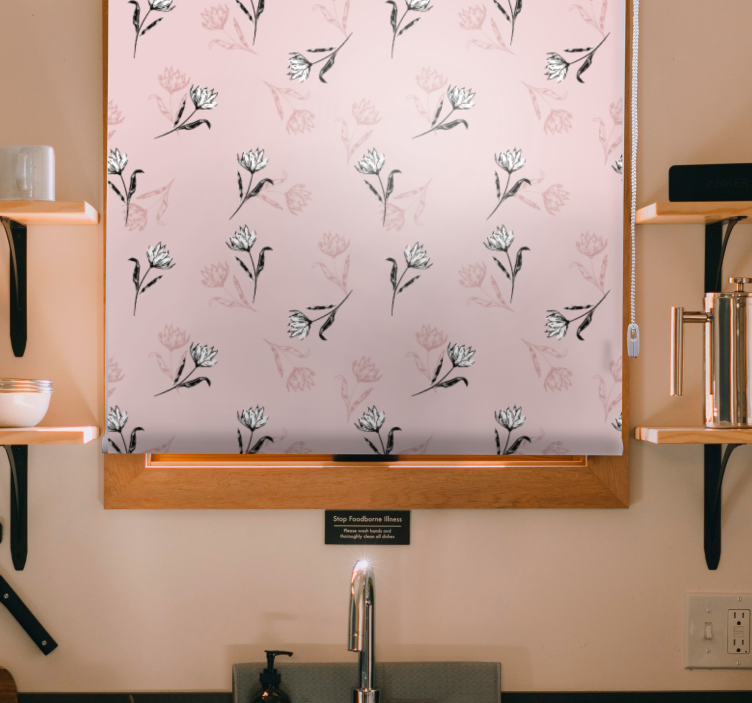 Valkoiset liljat vaaleanpunaisella taustalla kukkaRullaverho - Tenstickers