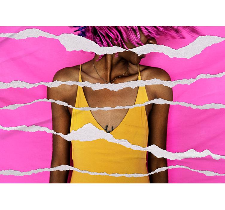 Nainen, jolla on repeytynyt paperitehoste olohuone valokuvatapett - Tenstickers