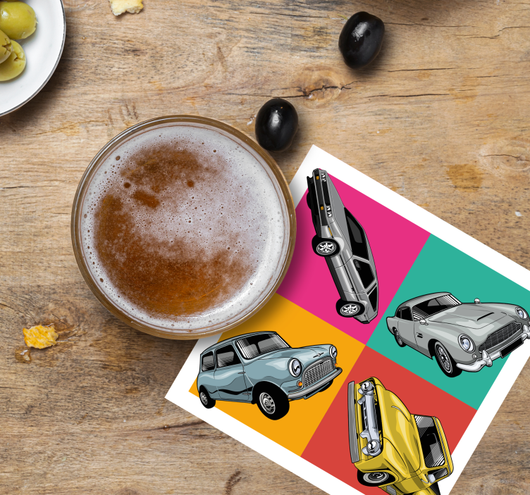 Neljä mallia vanhoja autoja vintage lasinalunen - Tenstickers