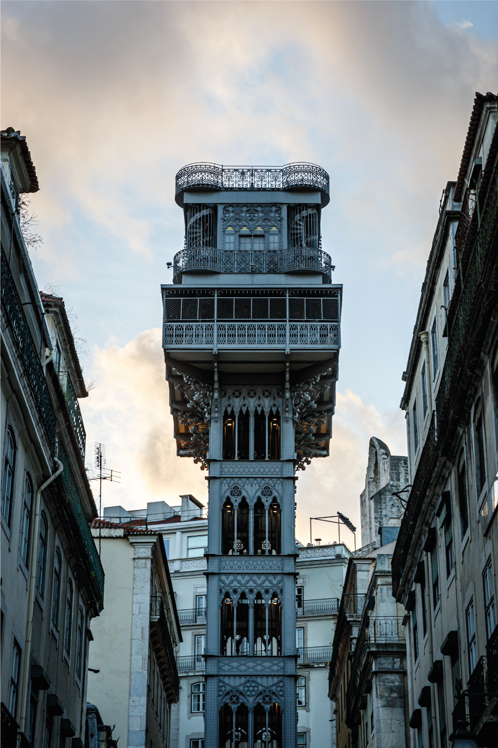 Lisboa hissijuliste oleskelutilaan - Tenstickers