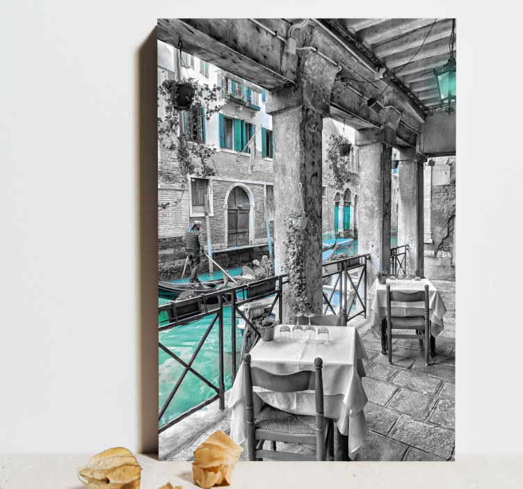 Mies ratsastaa veneellä ravintolan venetsian vieressä kaupunki ca - Tenstickers