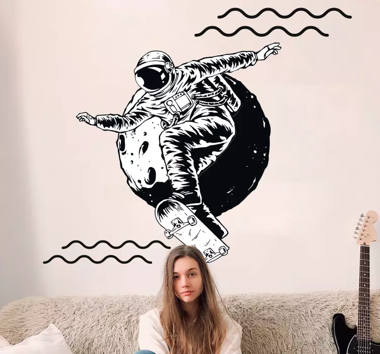 Käsin piirretty astronautti rullalautailulla sisustustarra nuoren - Tenstickers