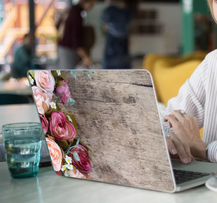 Ruusut puisessa kannettavassa tarrassa - Tenstickers