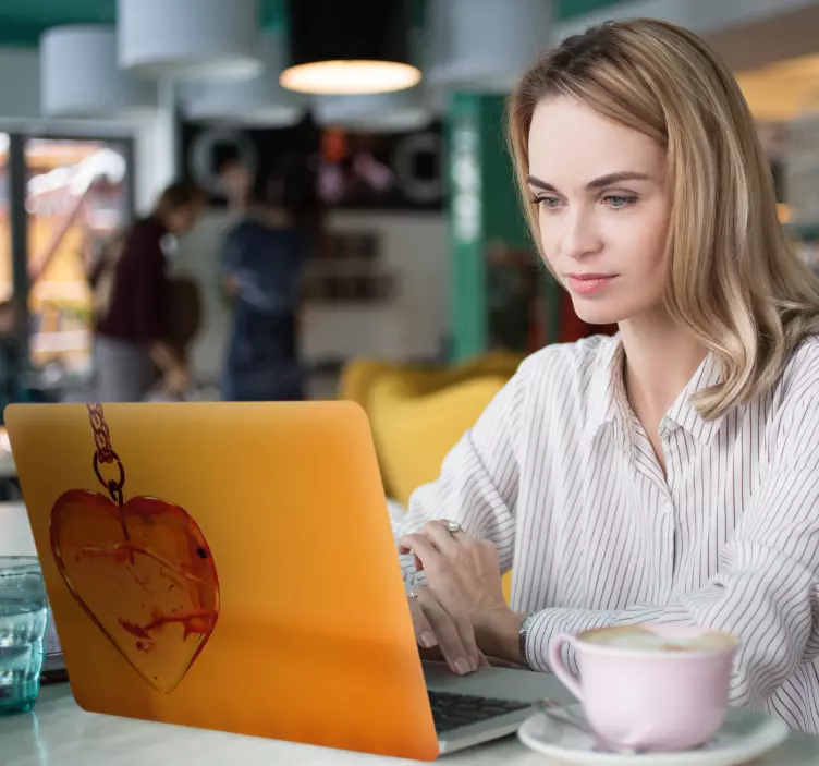 Sydämessä keltainen kannettavan tietokoneen tarra - Tenstickers