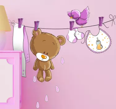 Karhu vaaleanpunaisessa pyykkinarulla seinätarra - Tenstickers
