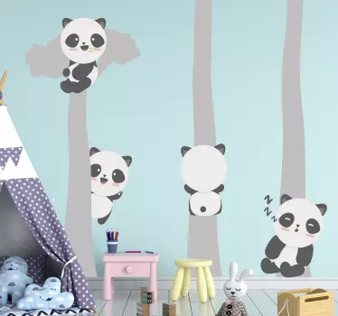 Pandat leikkivät harmaalla puulla Villieläintarrat - Tenstickers