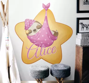 Söpö laiskiainen tytölle nimeltä seinätarra lastenhuone - Tenstickers