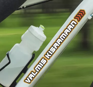 Valmis kisaamaan teksti pyörätarra - Tenstickers