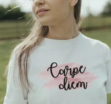 Carme diem vaaleanpunaisella akvarellalla t-paita - Tenstickers