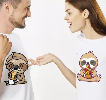 Suloiset laiskiaiset jakamassa pizzaa parin t-paita - Tenstickers