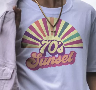 T-paita 70-luvun auringonlaskun lainaus ja auringonlasku - Tenstickers