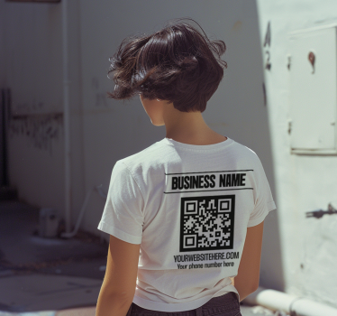 Yrityksen nimi ja QR-koodi t-paita - Tenstickers